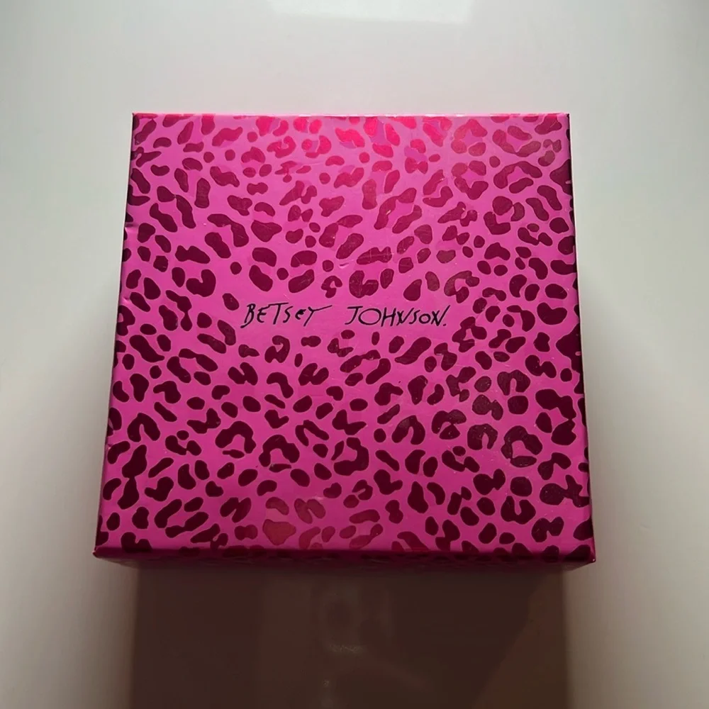 BETSEY JOHNSON GIFT BOX, pink fit Earrings or small objects EMPTY BOX